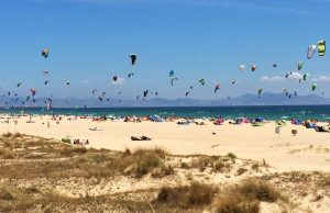 tarifa-beach-kitesurfers
